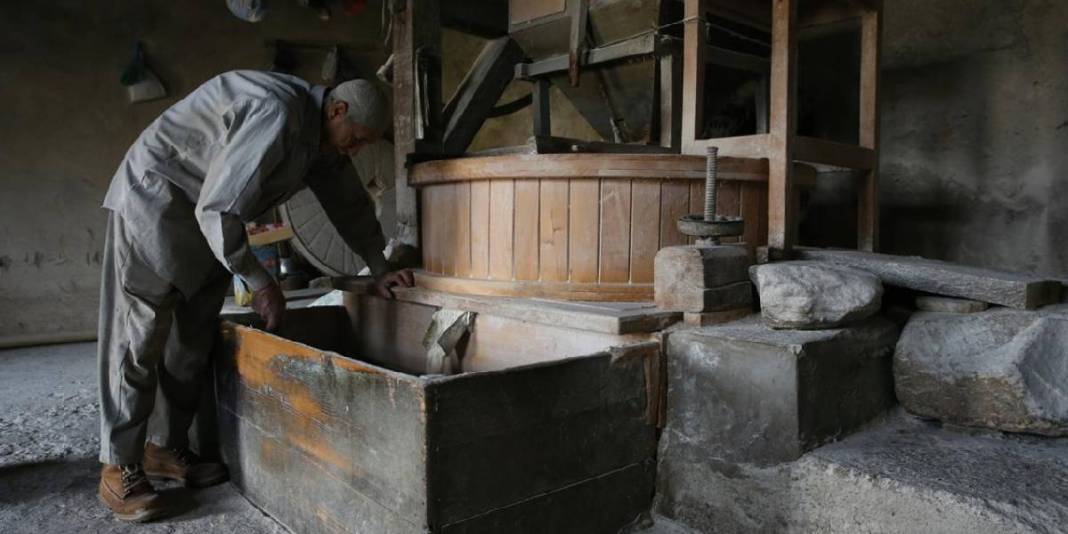 75 yaşında ata mirası çarkları döndürüyor! Bir köyün ihtiyacını o karşılıyor: 200 yıllık mirasa sahip çıkıyor 1